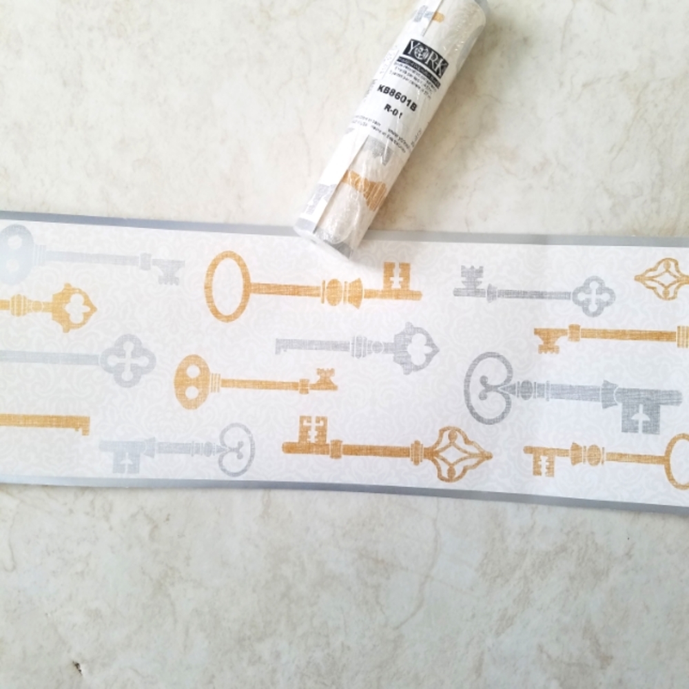 Wallpaper Border - Gold and Silver Keys